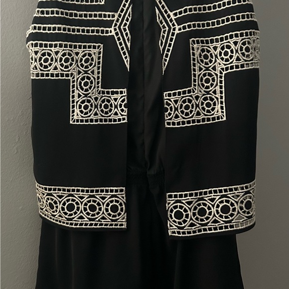 Parker shorts romper embroidered with pockets - back zipper and flap detail - Picture 2 of 6